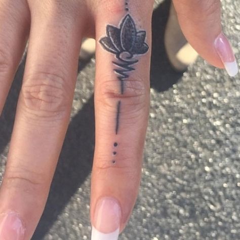 Unalome Finger Tattoo, Cover Up Finger Tattoos, Tattoos Unalome, Toe Tattoos, Tiny Finger Tattoos, Diy Tattoo Permanent, Tattoo Finger, Finger Tattoo For Women, Finger Tats