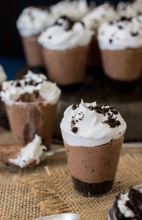 Nutella Crunch Dessert Shooters Dessert Shooters Easy, Mini Desserts Shooters Recipes, Mini Dessert Shooters, Desserts Nutella, Lemon Lush Dessert, Dessert Shooters Recipes, Shot Glass Desserts, Shooter Recipes, Banana Pudding Desserts