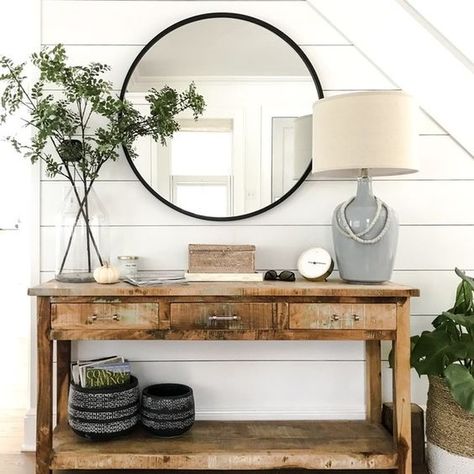 10 Tips for Decorating Your Entryway Console Table Like a Pro - Decoholic Foyer Ideas, Console Table Styling, Tafel Decor, Console Table Decorating, Home Decor Shelves, Diy Projektit, Foyer Decorating, Foyer Design, Design Room