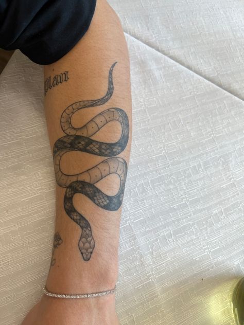 Tattoo ideas , arm tattoo , tattoo snake Snake On Leg Tattoo, Arm Tattoo Snake, Snake Tattoo Men, Snake Tattoo Arm, Snake Forearm Tattoo, Snake Arm Tattoo, Kundalini Snake, Bird Tattoos Arm, Cobra Tattoo