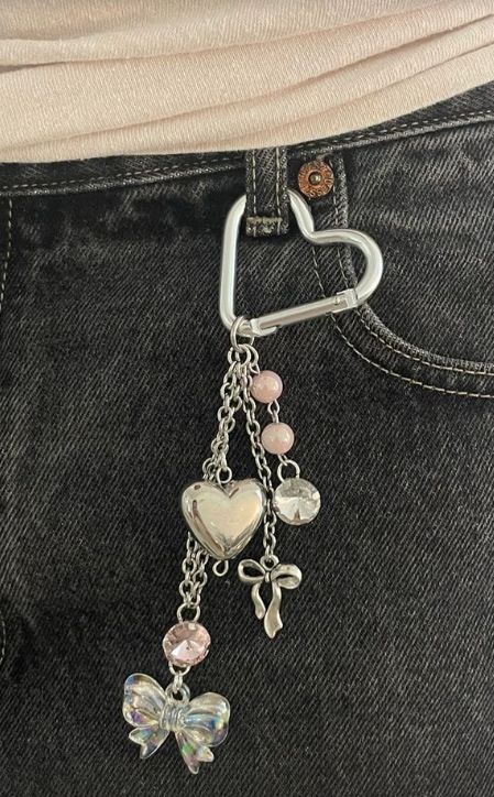 Backpack Charms Aesthetic, Keychain On Jeans, Aesthetic Carabiner, Carabiner Aesthetic, Carabiner Outfit, Carabiner Keychain Aesthetic, Bag Keychain Aesthetic, Cute Keychain Aesthetic, Jeans Keychain