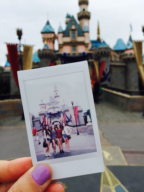 Polaroid at Disneyland Best Friends Wallpaper, Friends Drawing, Disney Photo Ideas, Polaroid Photography, Photo Polaroid, Disney Merch, Polaroid Photo, Disney Photography, Polaroid Pictures