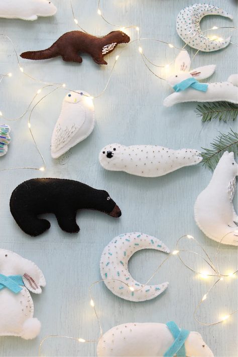 Felt Embroidered Christmas Ornaments Felt Animal Ornaments, Felt Ornaments Diy, Embroidered Christmas Ornaments, Diy Felt Christmas Ornaments, Polar Bear Ornaments, Baby Mobil, Handmade Stuffed Toys, Animal Ornaments, Felt Animal