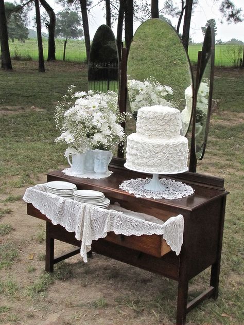 Vintage Wedding Food Table, Small Sweetheart Table Wedding, Vintage Cake Table Wedding, Vintage Wedding Ideas On A Budget, Grooms Cake Table Ideas Display, Dresser Cake Table, Vintage Wedding Vibes, Wedding Cake Stand Ideas, Vintage Cake Table