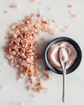 Pink Sea Detox Bath Soak. Homemade Gatorade, Homemade Electrolyte Drink, Detox Bath Recipe, Himalayan Salt Bath, Bath Detox, Pink Sea Salt, Skincare Products Photography, Bath Recipes, Detox Bath