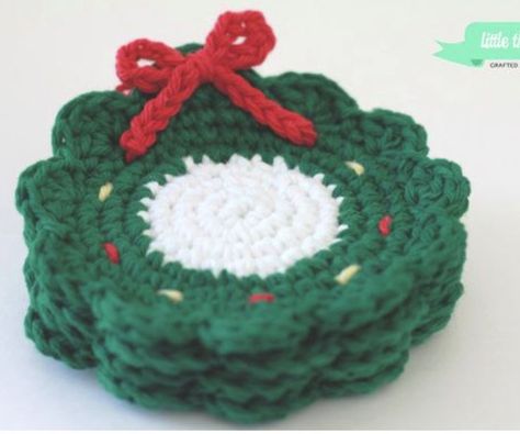 Wreath Crochet, Crocheted Coasters, Crochet Christmas Wreath, Crochet Coasters Free Pattern, Crocheted Christmas, Crochet Wreath, Crochet Christmas Gifts, Crochet Xmas, Crochet Coaster Pattern