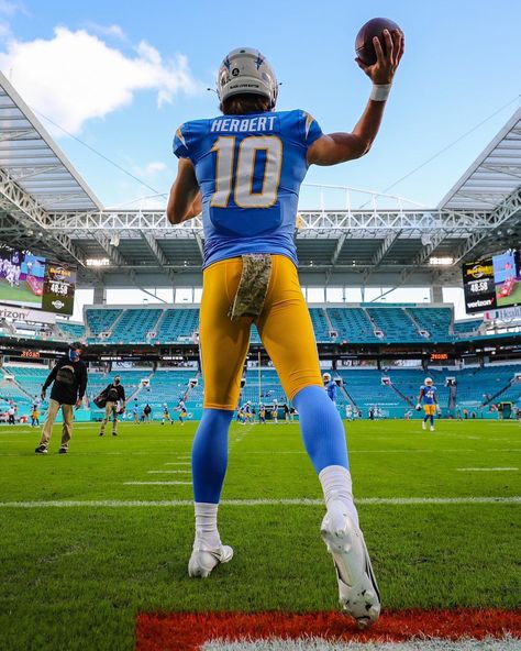 Chargers Wallpaper, Nfl Photography, U Of M Football, Justin Herbert, Chargers Football, Nfl Football Pictures, Chargers Nfl, Nfl Football Art, Giants Football