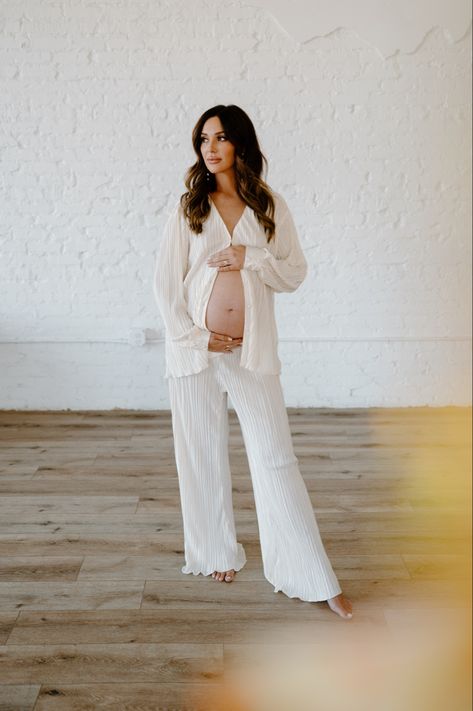 White Outfit Maternity Shoot, Lounge Maternity Photoshoot, At Home Maternity Shoot Outfit, Maternity Pajama Photoshoot, Lounge Wear Maternity Shoot, Studio Maternity Outfits, Cozy Maternity Shoot Studio, Linen Maternity Shoot, Neutral Maternity Pictures Studio