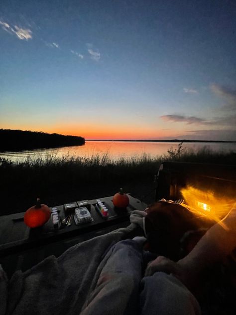 painting by the lake during sunset. <3 perfect date | anniversary date | cute couple ideas | stargazing | anniversary | 5 year anniversary | date night | lake date Boat Date, Lake Date, Stargazing Date, Truck Bed Date, Outdoor Dates, Ask Out, Double Dates, Dream Dates, Couple Painting