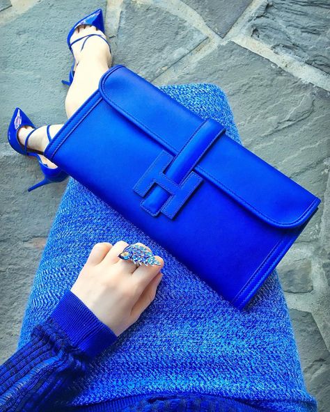 2,477 Me gusta, 109 comentarios - @panthere_instyle en Instagram: " shoes #christianlouboutin clutch #hermes #jige in #blueelectric #hermesjige ring #stephenwebster…" Hermes Jige, Edgy Fashion Chic, Alaia Dress, Instagram Shoes, Teal Fashion, My Bags, Bag Outfit, Hermes Bags, Handbag Shoes