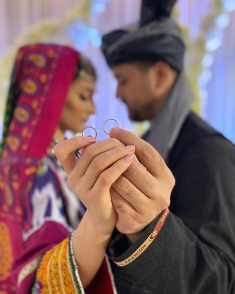 Mosque Wedding, Engagement Party Photo Ideas, Bride Groom Photoshoot, Islam Marriage, Groom Photoshoot, Afghan Wedding, Bridal Photography Poses, Afghan Girl, Pink Wallpaper Girly