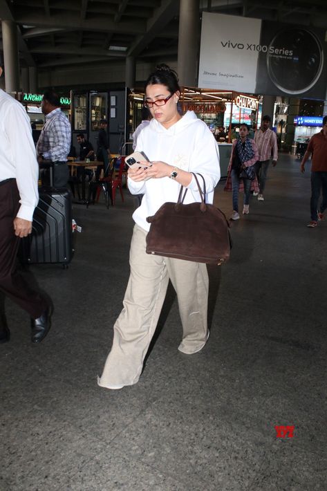 Tania Shroff Spotted At Airport In Mumbai Departure - Gallery #TaniaShroff #Airport #Mumbai Tania Shroff, At Airport, Bollywood News, Mumbai, Photo Galleries, Hollywood, Celebrities