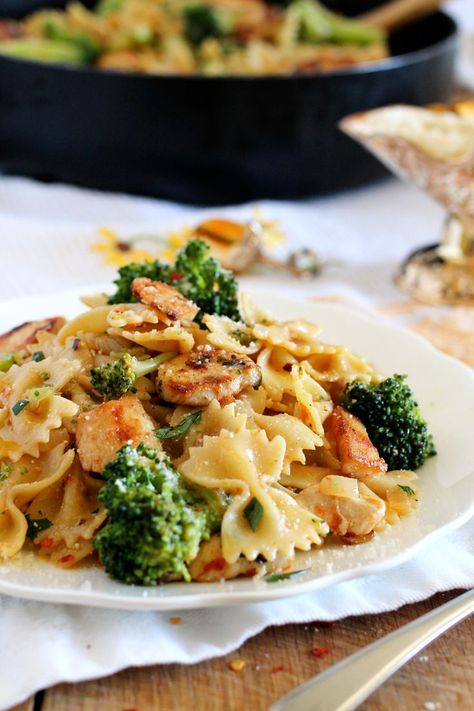 Broccoli and Chicken Farfalle Chicken Farfalle, Farfalle Pasta Recipes, Farfalle Recipes, Broccoli And Chicken, Italian Sausage Pasta, Farfalle Pasta, Chicken And Broccoli, Easy Pasta Dishes, Broccoli Pasta