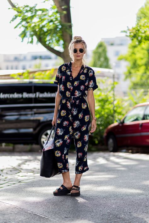 Birkenstock Platform Outfit, Birkenstock Outfit Summer Dress, Summer Outfits With Birkenstock Sandals, Birkenstock Celebrity Style, Platform Birkenstock Outfit, Platform Birkenstocks, Birkenstock Street Style, How Should Birkenstocks Fit, Platform Birkenstock