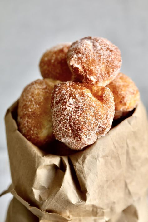 Zeppole Recipe (Easy Italian Donuts) Bomboloni Recipe, Zeppole Recipe, Italian Donuts, Cannoli Recipe, Homemade Doughnuts, Italian Pastry, Quick Easy Desserts, Cafe Ideas, Vegetarian Pasta