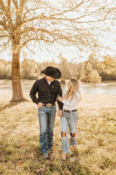 Western Engagement Pictures, Western Couple Photoshoot, Western Engagement Photos, Fall Couple Pictures, Fall Photoshoot Ideas, Rustic Engagement Photos, Country Couple Pictures, Portret Feminin, Country Engagement Pictures