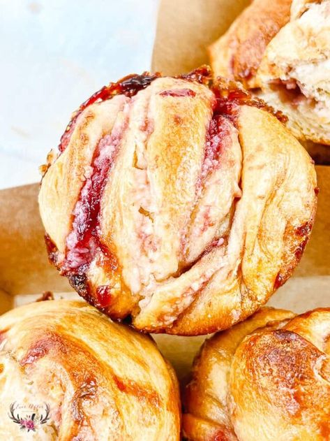 Stuffed Croissants, Italian Biscotti Recipe, Cruffin Recipe, Brunch Pastries, Jam Roll, Crescent Dough Sheet, Italian Biscotti, Raspberry Cream Cheese, Almond Muffins