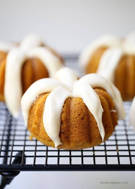 Pumpkin Bunt Cake, Cakes With Caramel, Pumpkin Bundt Cakes, Mini Bundt Cake Recipes, Pumpkin Bundt Cake Recipes, Healthy Pumpkin Dessert, Mini Bundt Cakes Recipes, Pumpkin Bundt, Fall Goodies