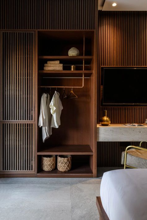 Tv Wall Wardrobe Design, Natural Wood Walk In Closet, Hotel Open Wardrobe, Built In Open Wardrobe, Open Built In Wardrobe, Hotel Room Storage Ideas, Walnut And Oak Interior, Hotel Room Wardrobe Design, Hotel Closet Design