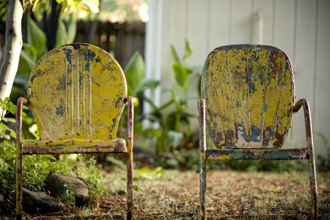 How to Refinish Patio Furniture - Bob Vila Refinished Patio Furniture, Metal Lawn Chairs, Vintage Metal Chairs, Metal Outdoor Furniture, Metal Patio Furniture, Lawn Furniture, Chaise Metal, Furniture Refinishing, Retro Chair