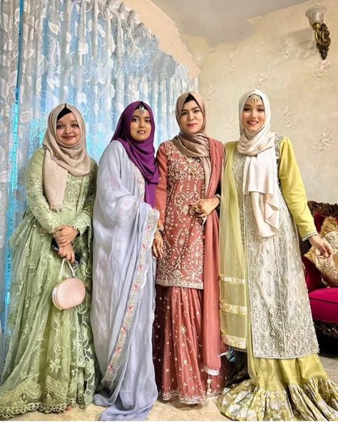 Brother Barat Dress For Sister, Hijabi Style Outfits, Bride Sister Dress, Hijabi Bride, Solo Poses, Eid Photoshoot Ideas, Modest Winter Outfits, Hijab Ideas, Brides Sister