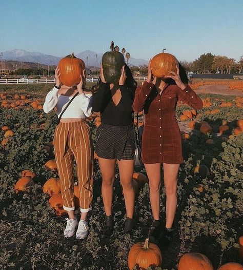 Pumpkin Patch Photography, Pumpkin Patch Photoshoot, Fashion Fotografie, Pumpkin Patch Pictures, Whatever Forever, Fall Friends, Pumpkin Patch Outfit, Cozy Fall Outfits, Fall Inspiration