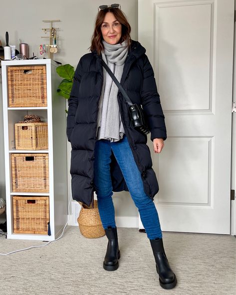 Puffer Long Jacket Outfit, Jeans And Puffer Jacket Outfit, Black Long Puffer Jacket Outfit, Black Puffer Jacket Outfit Winter, Longline Puffer Jacket Outfit, German Winter Outfits, Padded Coat Outfit, Long Black Puffer Coat Outfit, Scandinavian Winter Outfits