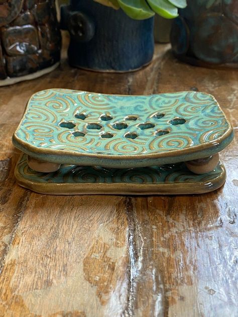 Pottery Soap Dishes Handmade Ceramic, Soap Dishes Ceramic, Pottery Handbuilding Ideas, Diy Keramik, Coil Pottery, Clay Soap, Cerámica Ideas, Ceramic Soap Dish, Pottery Handbuilding