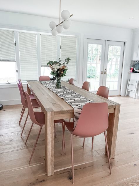 Room Ideas Wood, Pink Dining Table, Colorful Dining Table, Pastel Chair, Pink Dining Room, Cosy Dining Room, Dining Room Inspo, Pink Dining Rooms, Pink Chairs