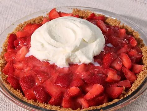 Get Fresh Strawberry Pie Recipe from Food Network Fruit Pie Recipes, Fresh Strawberry Pie Recipe, Baked Strawberry Pie, Fruit Pie Recipe, Summer Fruit Recipes, Strawberry Cheesecake Bars, Strawberry Pie Recipe, Summer Pie, Fresh Strawberry Pie