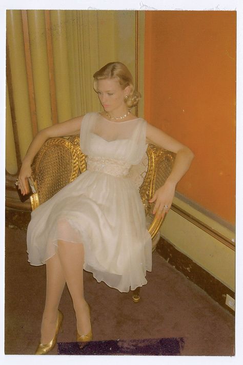 January Jones, who plays Betty Draper, in a candid photograph from an early costume fitting. Betty Draper Style, Mad Men Costume, Betty Draper, January Jones, Mad Men Fashion, Mad Women, Look Retro, Vestidos Vintage, 60s Fashion