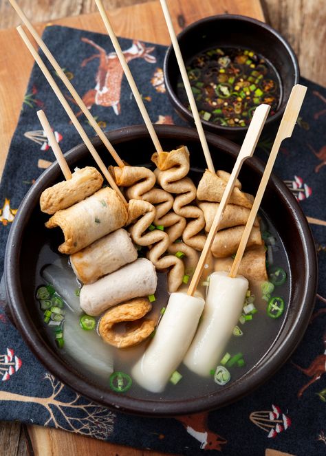 Korean fish cake soup (eomuk tang) served on skewers is ideal for cold weather. This easy recipe, with its dashi and radish broth, brings Korean street vendor flavors to your table. Don't forget the dipping sauce! Fish Cake Soup, Korean Fish Cake, Korean Fish, Best Korean Food, Korean Soup, Yogurt Drink, Peanut Butter Banana Smoothie, Banana Peanut Butter, K Food