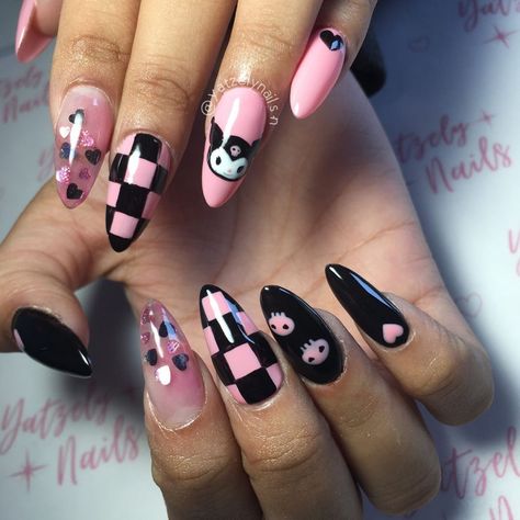 ✨💗🕯𝐘𝐚𝐭𝐳𝐞𝐥𝐲 𝐍𝐚𝐢𝐥𝐬🕯💗✨ on Instagram: “💗🖤Kuromi pintada a Mano Alzada en uñitas de polygel 🖤💗Hecho por @yatzelyolvera.n @yatzelynails.n ✍🏻 . . . . . . . . . . . #nailart…” Cute Kuromi Nails, Kuromi Inspired Nails, Cute Nails Kuromi, Short Nail Designs Kuromi, Kuromi Gel Nails, Pastel Goth Nails, Horror Nails, Anime Nails, Retro Nails