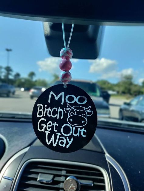 Funny Car Charms, Cow Car Decor, Diy Car Mirror Hangers Ideas, Mirror Hangers For Cars, Diy Car Charms Rear View Mirror, Review Mirror Car Decorations, Rearview Mirror Decoration Diy, Diy Car Mirror Hangers, Acrylic Car Charms