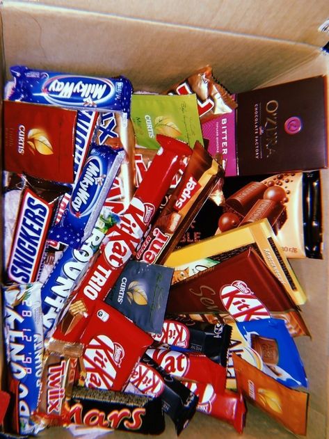 Snack Lays, Snack Stash, Alcoholic Snapchat, Fake Gifts, Happy Chocolate Day, Chocolate Graham Crackers, Snack Gift, Junk Food Snacks, Chocolate Day