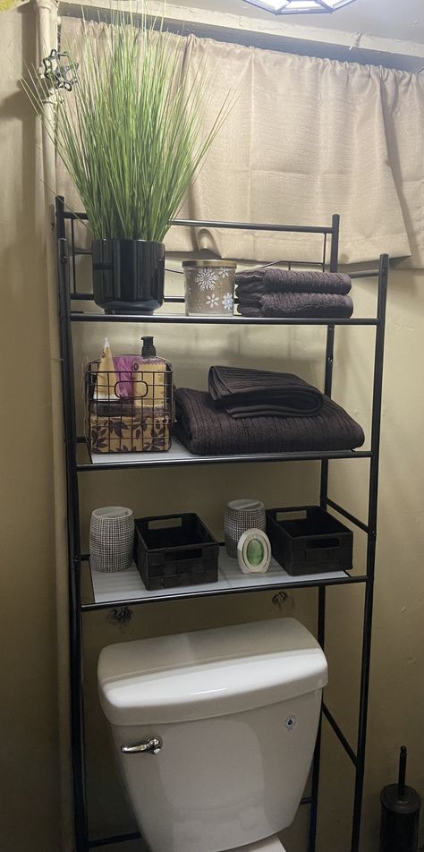 Organized Guest Bathroom, Over The Toilet Bathroom Storage Ideas, Bathroom Sink Ideas Decor, Bathroom Racks Ideas Shelves, Bathroom Counter Aesthetic, Small Bathroom Towel Rack Ideas, College Dorm Bathroom Ideas, Over The Toilet Storage Ideas, Bathroom Cart