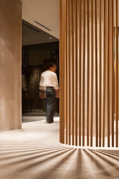 Restaurante Ricard Camarona en Valencia: Wood Slat Screen, Comercial Interior Design, Feature Wall Design, Kentish Town, Partition Screen, Office Fit Out, Interior Minimalista, Timber Cladding, Waiting Area