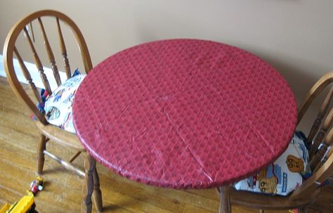 fitted-tablecloth-final Patio Table Top, Diy Patio Table, Diy Tablecloth, Diy Elastic, Round Tablecloths, Fitted Table Cover, Round Dining Room Table, Fitted Tablecloths, Round Dining Room