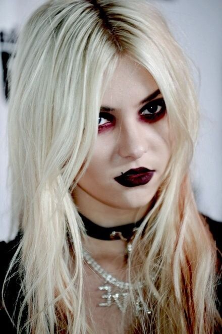 90s Grunge Makeup Looks, 90s Rock Makeup, Rocker Girl Makeup, Taylor Momsen Hair, Taylor Momsen Makeup, 90’s Grunge Makeup, Rock Makeup Looks, 90s Punk Makeup, Punk Makeup Grunge