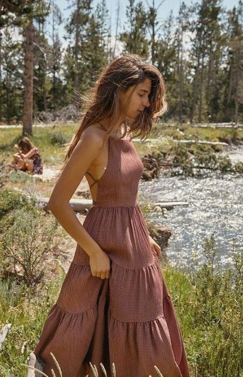 In today’s blog post I want to share 19 Perfect Summer Dresses Ideas. If you are looking for a romantic and flirty dress that will make you feel sexy Sukienki Maksi, Mode Hippie, Boho Summer Dresses, Dresses Outfits, Vestidos Vintage, Summer Dress Outfits, Fashion 2018, Boho Summer, The Grass