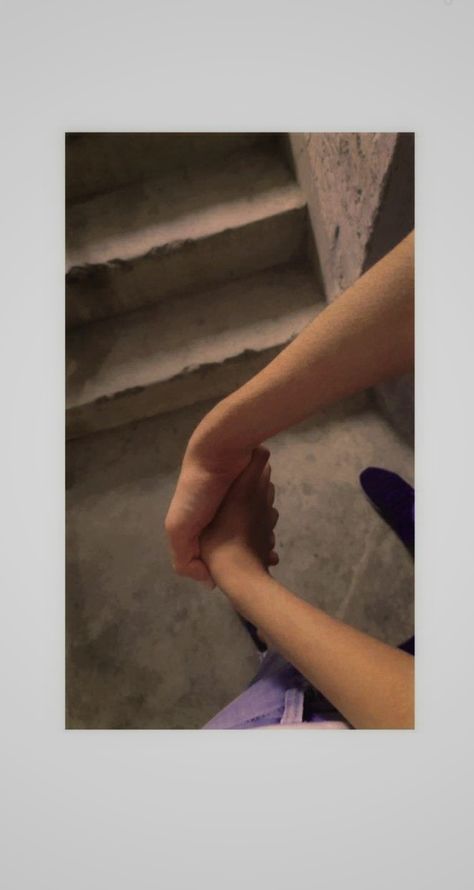 Couple pics Cute Caples Photo, Holding Hands Images, Lovers Holding Hands, Holding Hands Pictures, Boyfriend Holding Hands, Whatsapp Profile Wallpaper, Girls Holding Hands, Aesthetic Profile Picture Cartoon Soft, Couple Holding Hands