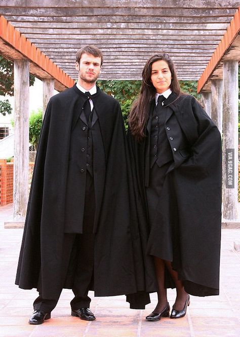 This is how university students dress in my country, and yes Hogwarts uniform was inspired by this tradition. Academic Regalia, Wizard Robes, Hogwarts Uniform, Wizard School, Harry Potter Outfits, Normal Clothes, Spice Girls, Dress Robes, Costume Design