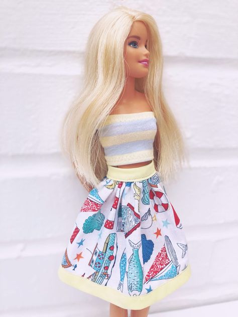 Barbie Skirt, Barbie Diy Accessories, Cute Barbie, Barbie Pictures, Outfits For Kids, Barbie Dollhouse, Barbie Knitting Patterns, Barbie Sewing, Barbie Dress Pattern