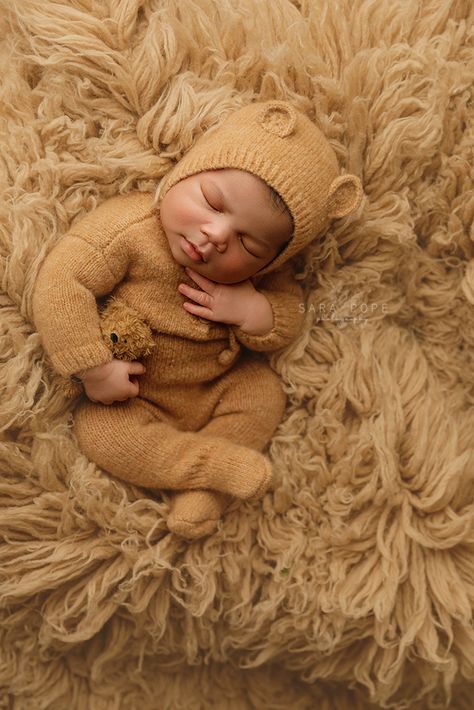 I'll never get tired of babies dressed as teddy bears 🤍 Newborn Baby Pictures, Baby Pictures Newborn, Children And Family, Studio Portraits, Baby Pictures, Teddy Bears, Family Photographer, Baby Dress, Newborn Baby