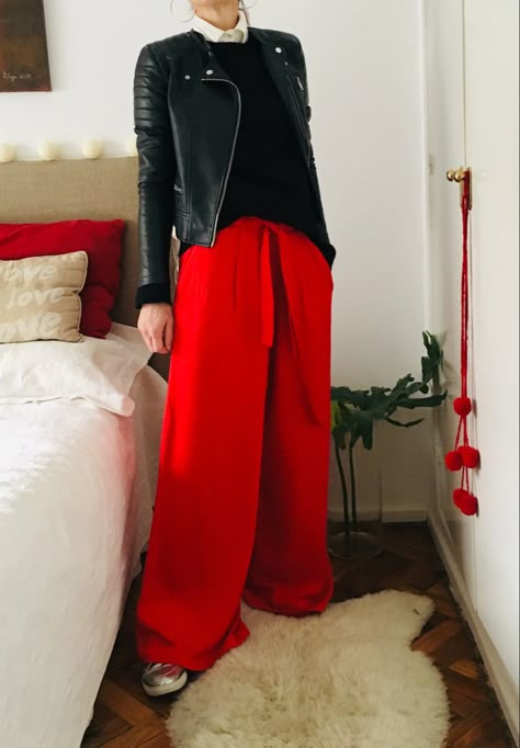 Red Pant Styling, Red Palazzo Pants Outfit, Red Flare Pants Outfit, Red Wide Leg Pants Outfit, Outfits With Red Pants, Wide Leg Pants Outfit Casual, Black Wide Leg Pants Outfit, Outfit Pantalon Rojo, Formal Goth