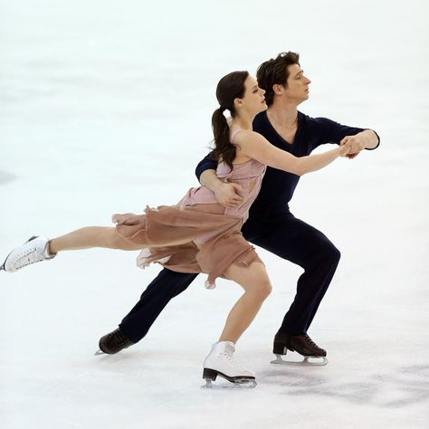 Pair Skating Aesthetic, Figure Skating Aesthetic, Pairs Figure Skating, Virtue Moir, Virtue And Moir, Tessa Virtue Scott Moir, Tessa And Scott, Tessa Virtue, Figure Ice Skates