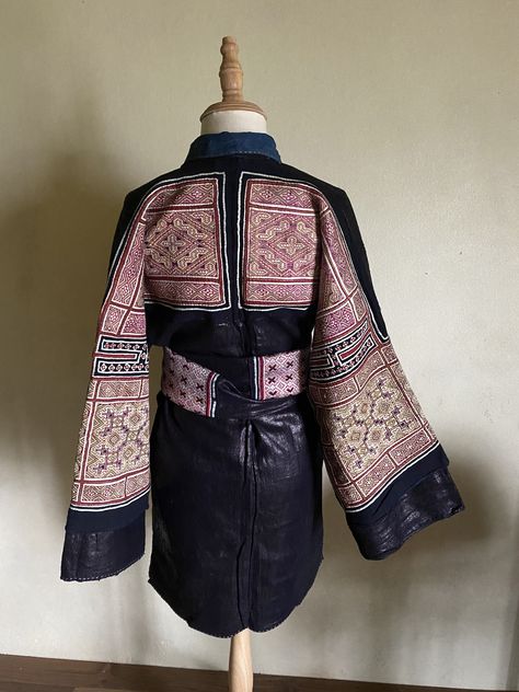 Dark Academia Outfit Aesthetic, Hmong Fashion, Hmong Embroidery, Jacket Belt, Sapa Vietnam, Hmong Clothes, Belt Women, Elegant Dresses Classy, Yellow And Purple