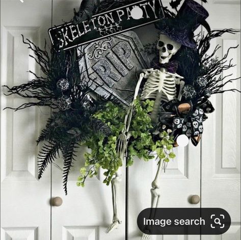 Halloween Vine Wreath, Grapevine Halloween Wreath, Skeleton Wreath Halloween, Black Wreath Halloween, Halloween Grapevine Wreath, Halloween Wreath Ideas, Scary Halloween Wreath, Black Halloween Wreath, Wreaths Halloween