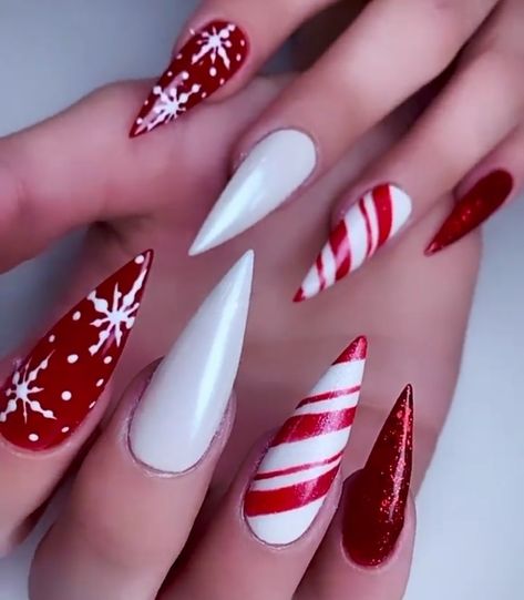 Christmas Acrylic Nails Stiletto, Classy Christmas Nails Stiletto, Stiletto Nail Art Christmas, Candy Cane Stiletto Nails, Red Stiletto Christmas Nails, Stilleto Christmas Nail Art Designs, Christmas Nails Stilleto, Pointy Christmas Nails, Christmas Nails Stilleto Shape