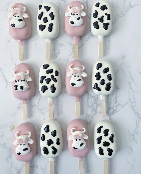 Cow Cakesicles Ideas, Cow Print Dessert Ideas, Cow Print Cakesicles, Cow Themed Cake Pops, Cow Cakesicles, Farm Theme Desserts, Cow Print Cake Pops, Cow Print Desserts, Cow Print Birthday Cake